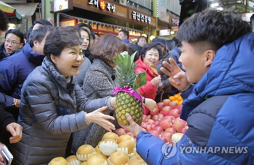 전통시장 찾은 박 대통령     (인천=연합뉴스) 이정훈 기자 = 박근혜 대통령이 설 연휴를 앞둔 5일 오후 인천 서구 정서진 중앙시장을 방문, 과일가게에서 파인애플을 사고 있다.