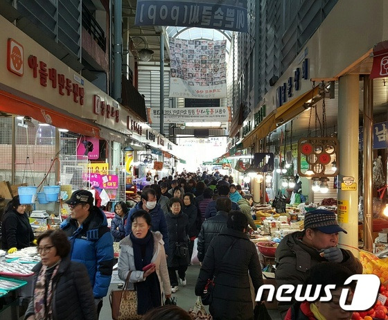민족 최대의 명절인 설을 이틀 앞둔 6일 정오께 경기 수원에 위치한 못골시장은 장을 보러 나온 시민들로 북적였다. © News1 권혁민 기자