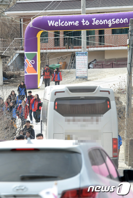 6일 강원 정선 중봉 알파인경기장 입구에서 관람객들이 안전시설 없이 교통사고 위험에 방치돼 있다. 2016.2.6./뉴스1 © News1 하중천 기자