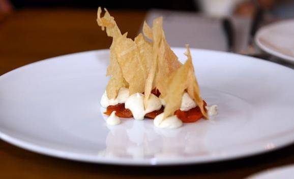 곶감과 블루 치즈. 한 가지 식재료가 지닌 물성에 같은 성질의 물성을 더해 힘을 배가시킨 후, 그 충돌의 위험을 서로 다른 맛으로 조화시키는 연출력은 마치 최민식과 송강호가 함께 나온 CF를 보는 것 같았다./사진 조인원 기자