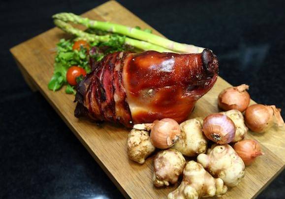 셰프들만의 우정의 요리로 완성된 ‘베이컨 터번을 두른 애저(새끼 돼지)'. 이유석과 이찬오의 합작품이다./사진=조인원 기자