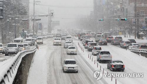 영동폭설…차량 엉금엉금     (속초=연합뉴스) 이종건 기자 = 설 연휴 첫날인 6일 대설주의보가 내려진 영동 중북부지역에 갑자기 많은 눈이 쏟아지자 속초시 교동 삼환아파트 인근 교차로가 차량으로 혼잡한 모습을 하고 있다. 2016.2.6     momo@yna.co.kr
