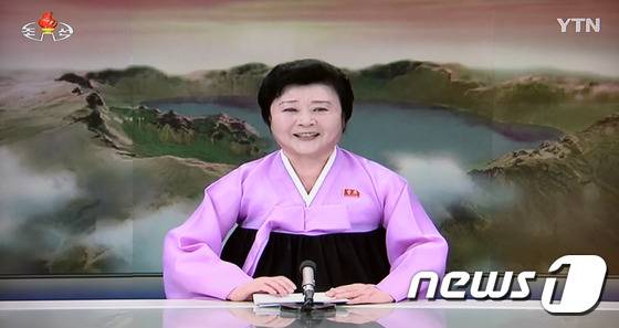 북한이 7일 장거리 미사일을 발사했다. 조선중앙TV 리춘희 아나운서가 이날 낮 12시30분 경 북한의 미사일 발사 소식을 전하고 있다. (YTN화면) 2016.2.7/뉴스1 © News1 이종덕 기자