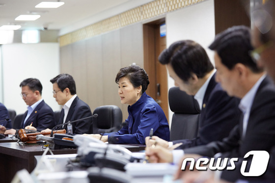 북한이 장거리 미사일을 발사한 7일 오전 박근혜 대통령이 국가안전보장회의(NSC) 상임위원회를 긴급 소집해 대응태세를 점검 하고 있다.(청와대 제공) 2016.2.7/뉴스1 © News1 이광호
