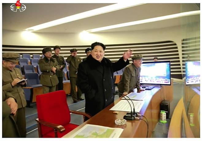 김정은 북한 국방위원회 제1위원장이 7일 광명서 4호 발사를 참관했다고 조선중앙TV 보도했다. 2016.2.7 연합뉴스