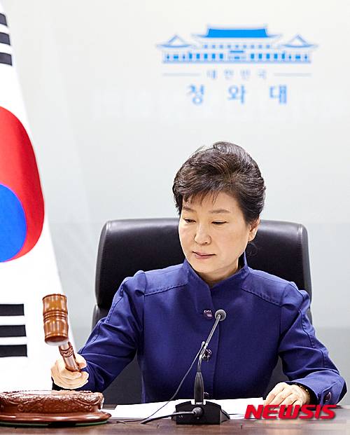 【서울=뉴시스】박주성 기자 = 북한이 장거리 미사일을 발사한 7일 오전 청와대서 박근혜 대통령이 긴급 국가안전보장회의(NSC)를 소집해 미사일 대응책을 논의하고 있다. 2016.02.07. (사진=청와대 제공)   park7691@newsis.com