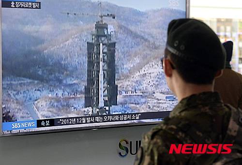 【서울=뉴시스】최진석 기자 = 북한이 예고했던 장거리 미사일을 발사한 7일 오전 서울역 대합실 텔레비전에 북한의 미사일 발사 소식이 뉴스 속보로 보도되고 있다. 북한은 지구관측위성 광명성 4호 발사를 성공했다고 밝혔다. 2016.02.07.   myjs@newsis.com