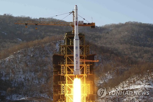 北 장거리 미사일 발사       (서울=연합뉴스) 북한이 7일 장거리 미사일을 발사했다. 북한은 지난 2일 국제해사기구(IMO) 등 국제기구에 오는 8∼25일에 지구관측 위성을 발사하겠다고 밝혔고 위성 이름이 '광명성'이라고 통보했다.         사진은 북한 조선중앙통신이 2012년 12월 12일 보도한 평안북도 철산군 동창리 서해위성발사장에서 발사되고 있는 북한 장거리 로켓 은하3호. 2016.2.7 << 연합뉴스 DB >>     photo@yna.co.kr