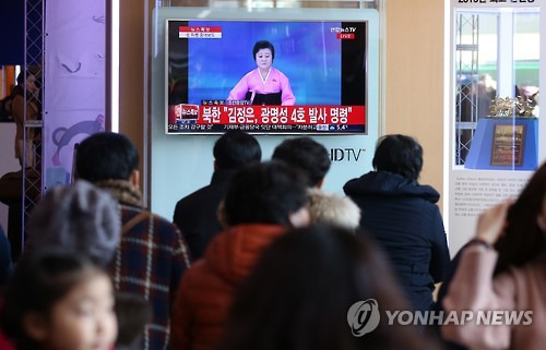 <北미사일 발사> 북한 "광명성 4호 궤도 진입 완전성공"     (서울=연합뉴스) 윤동진 기자 = 북한 국가우주개발국이 "광명성 4호를 궤도에 진입시키는데 완전성공하였다"고 발표한 7일 오후 용산구 서울역에서 시민들이  관련 내용을 TV로 시청하고 있다. 2016.2.7     mon@yna.co.kr