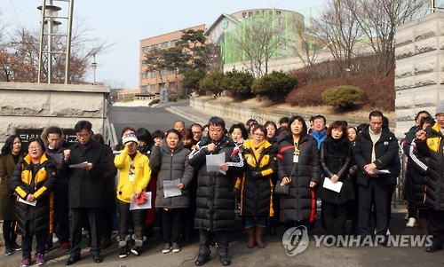 416교실 보존 요구하는 유가족들     (안산=연합뉴스) 강영훈 기자 = 세월호 참사 이후 두 번째 설을 맞이한 8일, 4·16가족협의회가 경기도 안산시 단원고등학교 앞에서 416교실 보존을 요구하는 성명서를 읽고 있다. 2016.2.8     kyh@yna.co.kr