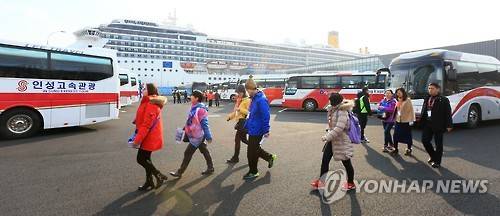크루즈 타고 제주 찾은 유커들     (제주=연합뉴스) 박지호 기자 = 크루즈 여객선 코스타 아틀란티카호 승객들이 8일 오전 제주항 국제여객선터미널에 도착해 준비된 차량으로 이동하고 있다.     이들의 대부분은 춘절 연휴를 맞아 여행에 나선 유커다. 2016.2.8     jihopark@yna.co.kr