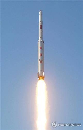 <北미사일 발사> 공중으로 치솟는 로켓 (평양 교도=연합뉴스) 지난 7일 북한 동창리 발사장에서 쏘아 올려진 북한 로켓(미사일)이 상공으로 솟아오르고 있다.