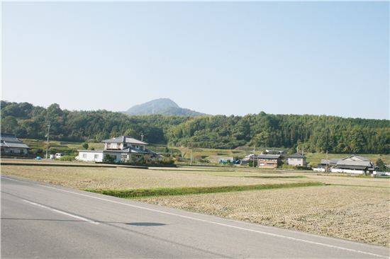 일본에서 가장 작은 현에 1인당 우동 소비량은 일본에서 가장 많은 가가와 현. 촌동네에 들어선 우동왕국은 일본 각지의 우동 마니아들을 불러 모은다. 사누키는 옛지명이다.