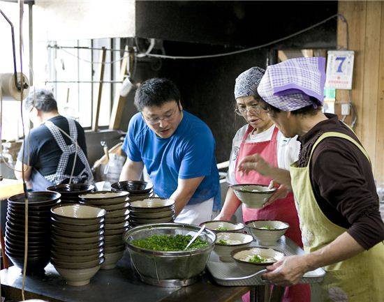 인구 100만 명의 고장에 우동 가게 수는 800여 개. 참고로 인구 1000만 명의 도쿄의 맥도날드 매장은 500여 개라 한다.