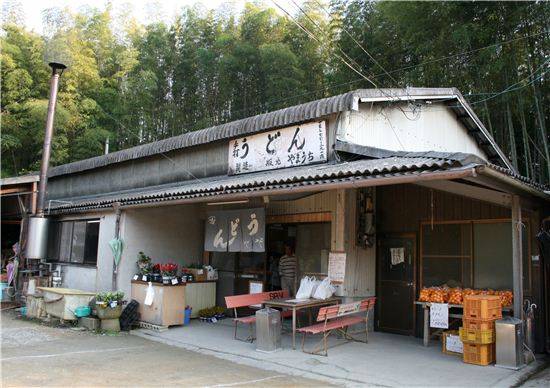 장작불 가마솥에서 삶은 산골 우동을 선보이는 야마우치 우동.