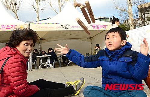 【서울=뉴시스】권현구 기자 = 9일 오후 서울 종로구 서울역사박물관에서 설 연휴를 맞이하여 개최한 '설맞이 한마당' 을 찾은 어린이가 윷놀이를 체험하고 있다. 2016.02.09.   stoweon@newsis.com