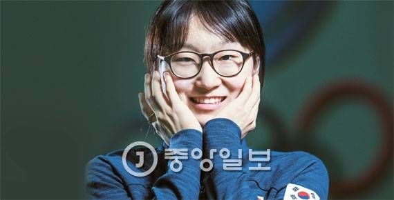 ‘얼음공주’ 최민정은 “ 애교가 없는 편”이라고 했다. 귀여운 포즈로 사진을 찍은 뒤에도 “손발이 오그라드는 것 같다”며 부끄러워했다. [사진 박종근 기자]