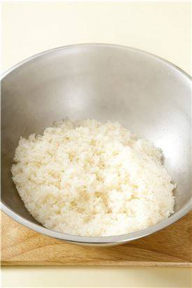 4. 불린 찹쌀을 찜기에 넣어 20분 정도 찐다.