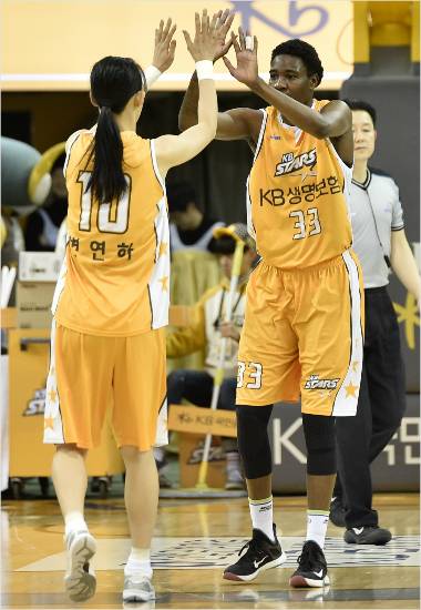 '잘 했어' 국민은행 나타샤 하워드(33번)가 11일 KDB생명과 홈 경기에서 득점을 도운 변연하와 하이파이브를 하고 있다.(청주=WKBL)