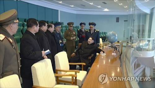 北 김정은, 군수공업 핵심인물과 미사일발사장 시찰     (서울=연합뉴스) 북한 조선중앙TV는 11일 오전 김정은 국방위원회 제1위원장이 노동당 군수공업부 핵심 인물들과 함께 장거리 미사일 종합관측소와 동창리 발사장을 시찰하는 모습을 담은 새 기록영화를 방송했다. 2016.2.11     nkphoto@yna.co.kr