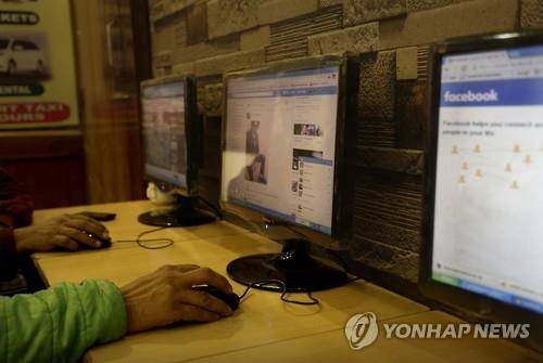9일 인도 뉴델리의 한 인터넷 카페에서 한 남성이 페이스북을 사용하고 있다.(AP=연합뉴스 자료사진)