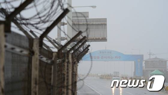 12일 오전 경기 파주 통일대교 남단으로 차량이 지나가고 있다.          2016.2.12/뉴스1 © News1 민경석 기자