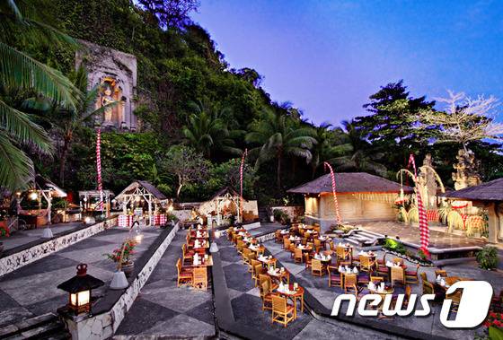 니꼬발리 리조트에는 다섯 개의 레스토랑, 세 개의 바, 전통 발리식 원형극장이 야외에 별도로 마련돼 있다. (허니문리조트 제공)© News1 travel