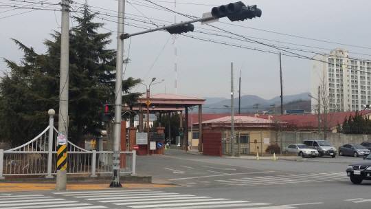 11일 경북 칠곡군 왜관읍에 주둔한 미군기지 캠프캐럴 정문 앞을 차량들이 무심하게 지나치고 있다.