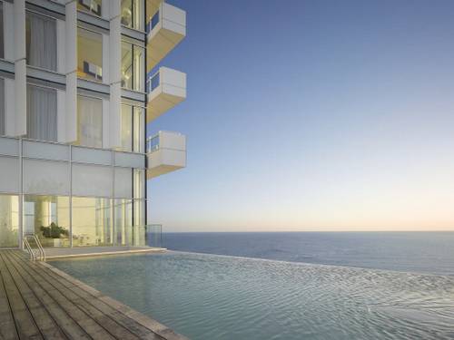 씨마크호텔 5층에 위치한 야외 수영장은 동해와 수평선을 이루는 풍광을 만들어낸다. /사진제공=씨마크호텔