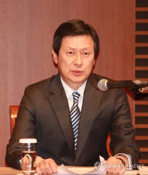 신동주 전 일본롯데홀딩스 부회장이 지난 12일 도쿄 도내 한 호텔에서 기자회견을 열어 롯데홀딩스의 상장 추진 및 임시 주총 소집 방침을 밝히고 있다.