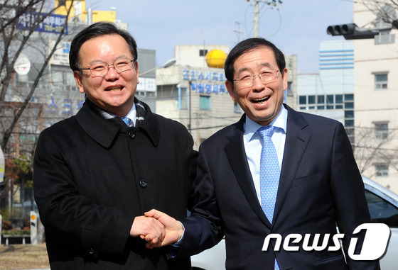 박원순서울시장이 14일 오후 대구 수성구 한 음식점 오찬회에서 김부겸 더불어민주당 예비후보(대구 수성갑)를 만나 반가워 하고 있다. 2016.2.14/뉴스1 © News1 이종현 기자