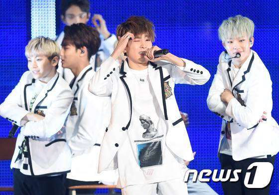 그룹 세븐틴 원우(오른쪽)가 14일 오후 서울올림픽공원 SK올림픽핸드볼경기장에서 열린 앙코르 콘서트 '라이크 세븐틴-보이즈 위시(LIKE SEVENTEEN-Boys Wish)'에서 화려한 공연을 펼치고 있다. © News1star 권현진 기자
