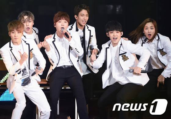 그룹 세븐틴이 14일 오후 서울올림픽공원 SK올림픽핸드볼경기장에서 열린 앙코르 콘서트 '라이크 세븐틴-보이즈 위시(LIKE SEVENTEEN-Boys Wish)'에서 화려한 공연을 펼치고 있다. © News1star 권현진 기자