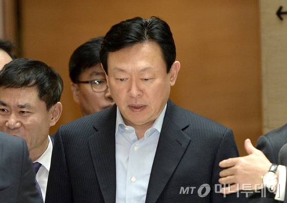 신동빈 롯데그룹 회장이 4일 오후 롯데그룹 사장단 회의가 예정된 서울 송파구 잠실 롯데호텔로 들어서고 있다. 2015.12.4/뉴스1  <저작권자 &copy; 뉴스1코리아, 무단전재 및 재배포 금지>