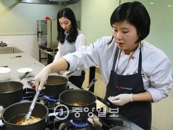 네 종류의 짬뽕라면을 모두 끓여봤다. CJ프레시웨이 김혜경 셰프의 도움을 받았다.