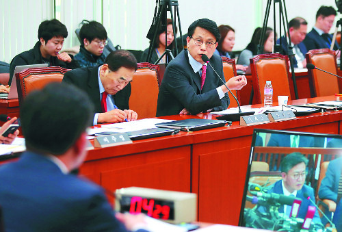 윤상현 새누리당 의원(오른쪽)이 15일 국회 외교통일위원회 전체회의에서 홍용표 통일부 장관(뒷모습)을 상대로 질의하고 있다. 연합뉴스