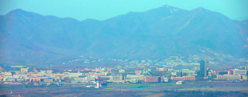 경기도 파주시 남북 접경지역에서 15일 포착된 북한 개성공단의 모습. 비무장지대(DMZ) 너머로 우리 기업들이 세운 건물과 공장들이 보인다. 연합뉴스