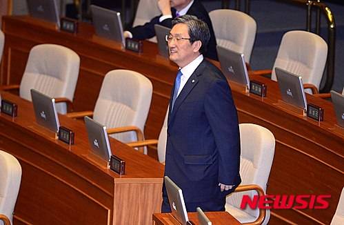 【서울=뉴시스】전신 기자 = 더불어민주당 노영민 의원이 15일 서울 여의도 국회 본회의장에서 열린 제340회 국회(임시회) 제2차 본회의에 참석하고 있다. 2016.02.15.   photo1006@newsis.com