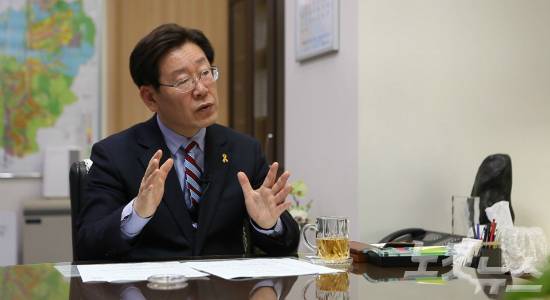 이재명 성남시장이 '3대 무상복지'에 대해 말하고 있다.