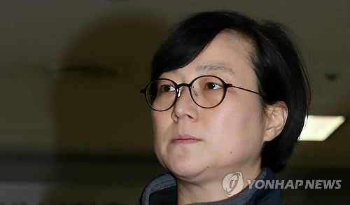 황선, 영장실질심사 출석     (서울=연합뉴스) 이지은 기자 = '종북콘서트'로 논란을 빚은 황선 희망정치연구포럼 대표가 13일 오전 서울 서초구 서울중앙지검에서 열린 영장실질심사에 출석하기 위해 법정으로 향하고 있다. 2015.1.13     jieunlee@yna.co.kr