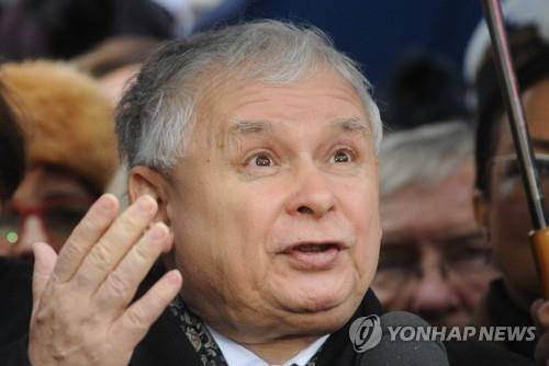 지난해 12월 수도 바르샤바에서 지지자들에게 연설을 하고 있는 폴란드 법과정의당 당수 야로슬로프 카친스키.(AP=연합뉴DB)