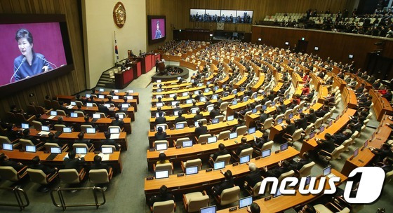 박근혜 대통령이 16일 국회의사당 본회의장에서 국정에 관한 연설을 하고 있다. 2016.2.16/뉴스1 © News1 오대일 기자