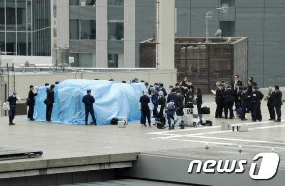 작년 4월22일 일본 총리 관저 옥상에서 드론이 발견돼 경찰 등 관계자들이 현장 상황을 수습하고 있다. © AFP=News1