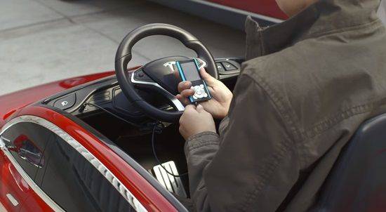 모델 S 유아전동차 실내. MP3 플레이어 등을 연결하면 음악을 들으며 주행할 수 있다 (사진=라디오플라이어)