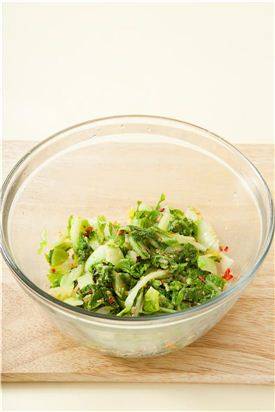 4. 볼에 데친 봄동과 양념장을 넣어 조물조물 무친다.