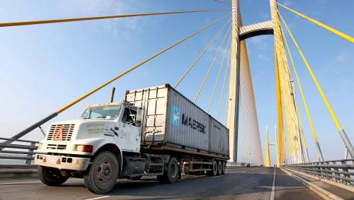 지난달 29일(현지시간) 화물차 한 대가 캄보디아 수도 프놈펜 남동쪽에 위치한 냑릉 다리를 통과하고 있다. 메콩경제권 남부회랑에 속한 이 구간에 지난해 4월 다리가 개통되면서 프놈펜과 베트남 호찌민 사이 차량 이동 환경이 크게 개선됐다. [프놈펜 = 이충우 기자]