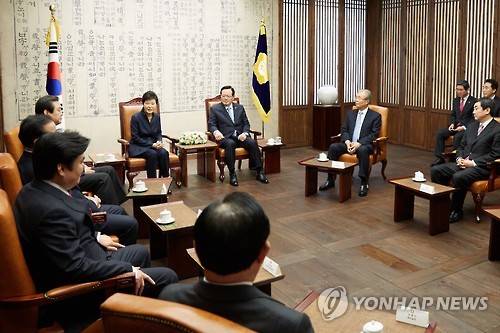 박 대통령, 여야 지도부 면담     (서울=연합뉴스) 박근혜 대통령이 16일 오전 국회 본회의에 앞서 국회의장 접견실에서 열린 여야 지도부 면담에서 정의화 국회의장, 새누리당 김무성 대표, 더불어민주당 김종인 대표 등 여야 지도부와 대화하고 있다.  << 청와대 제공 >>