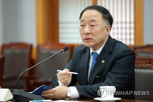 감염병 관련 전문가들과 의견 나누는 홍남기 차관     (서울=연합뉴스) 홍남기 미래창조과학부 제1차관이 지난 2월 16일 오전 서울 종로구 서울대학교 의과대학 본관에서 열린 '한-EU 감염병 글로벌연구협력센터 현판식'에 참석해 현판 제막을 마치고 감염병 관련 전문가들과 의견을 나누고 있다.  << 미래창조과학부 제공 >>