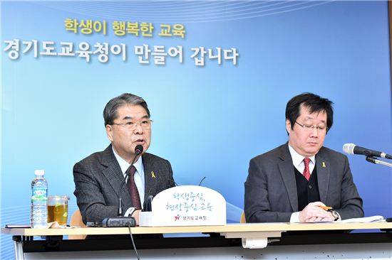 이재정 경기도교육감(좌측)이 17일 기자간담회에서 도교육청 현안에 대해 설명하고 있다.