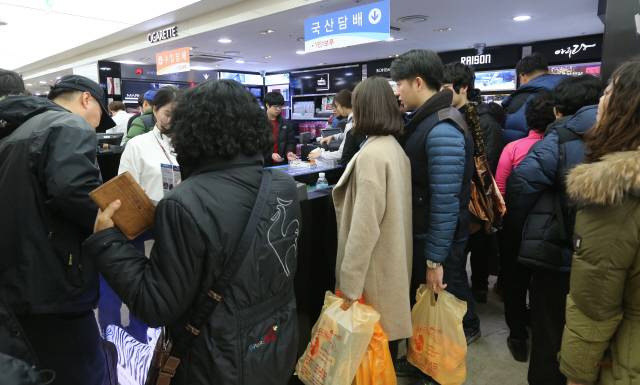 지난해 1월 이후 세금 인상으로 시중 담뱃값이 한 갑당 2500원에서 4500원으로 크게 오르자 제주공항 면세점은 담배를 사려는 사람들로 항상 붐빈다. 제주/김봉규 선임기자 bong9@hani.co.kr